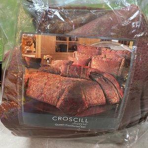 Croscill Queen Comforter set - Brand New